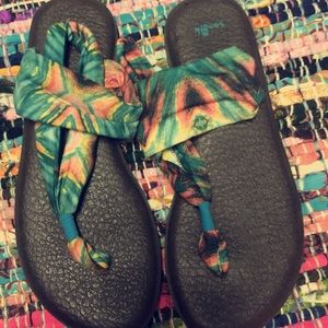 Sanuk thong stretch sandals peacock inspired print